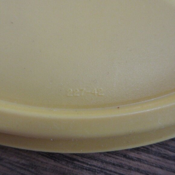 Tupperware Replacement Lid C Tab 227-42 Round 6.25" Yellow Genuine Vintage - Picture 4 of 4